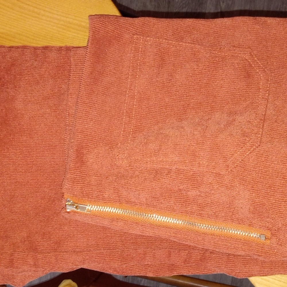 Orange corduroy bell-bottom pants 🍊✌️